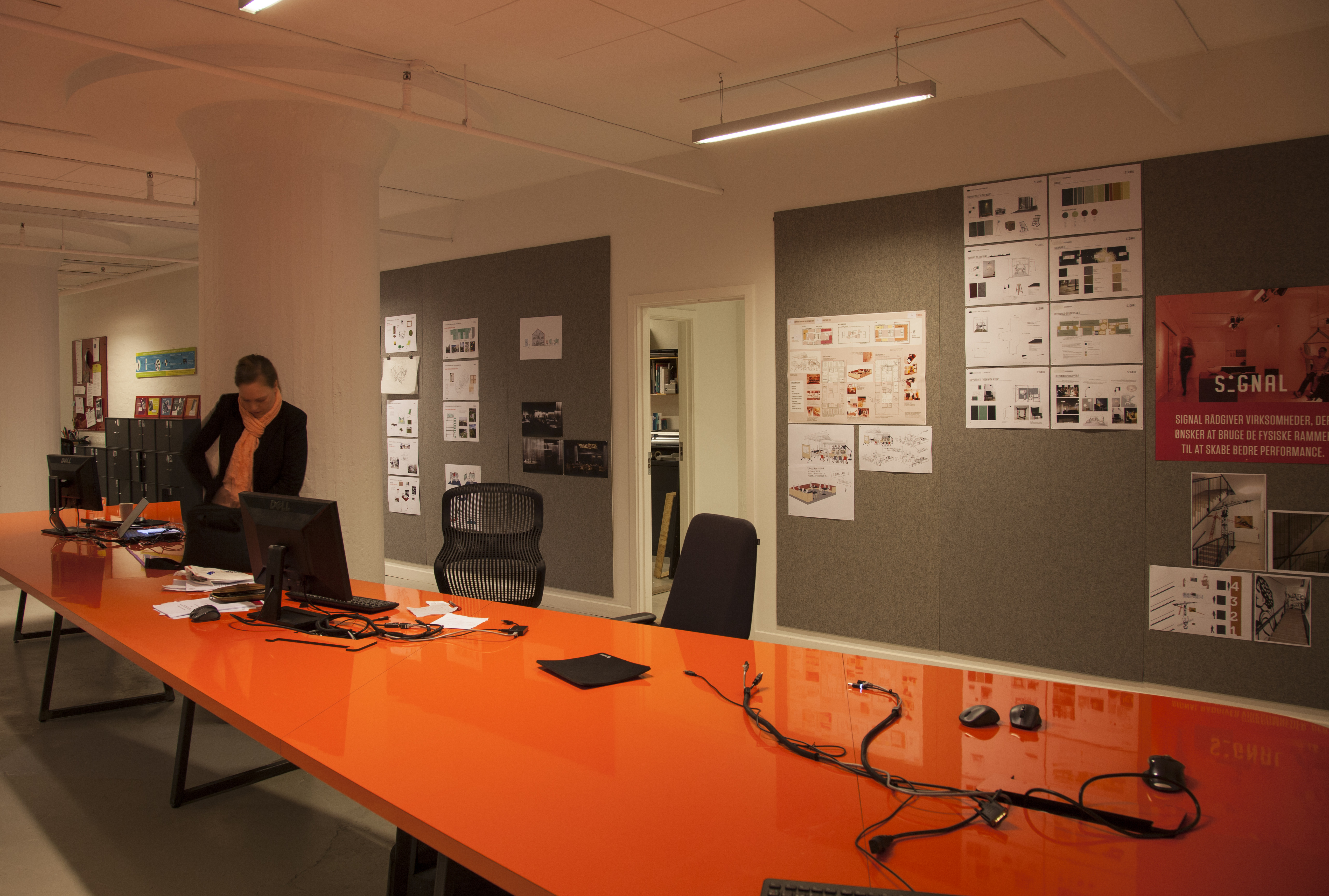 Pindot opslagstavle med filt på kontor